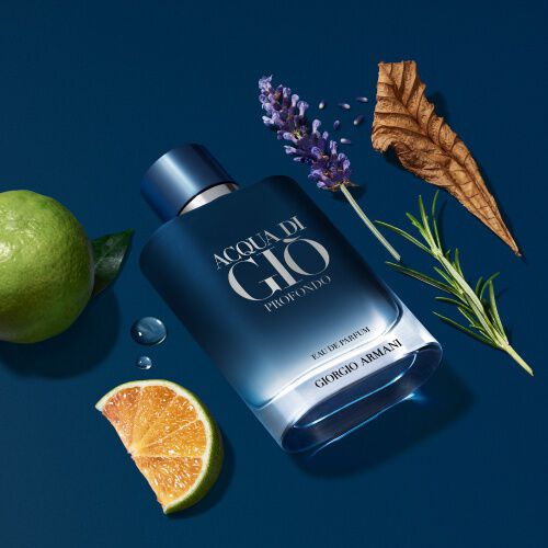 Mann halt Biotherm Homme an seine Schlafe