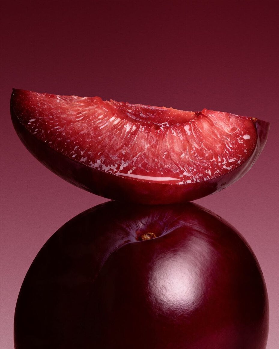 Red plum visual highlighting the juicy and sweet signature of Cuir Rubis.