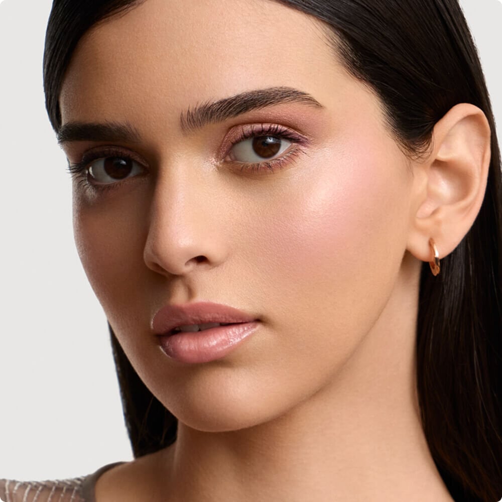 A woman with a natural makeup look, displaying VIRTUAL TRY ON service