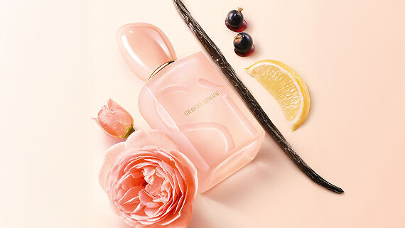 Si Nude Bloom bottle with rose, vanilla pod, blackcurrant and citrus.