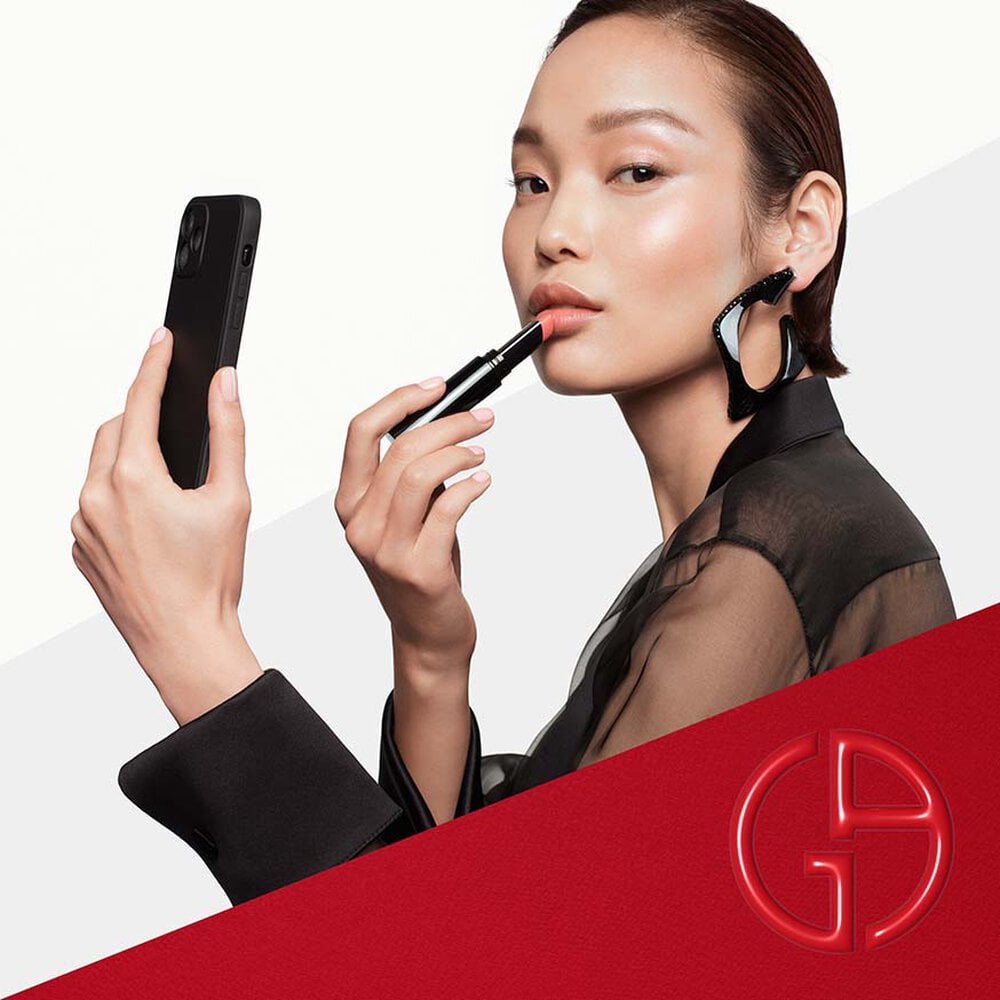 A woman with a natural makeup look, displaying VIRTUAL TRY ON service