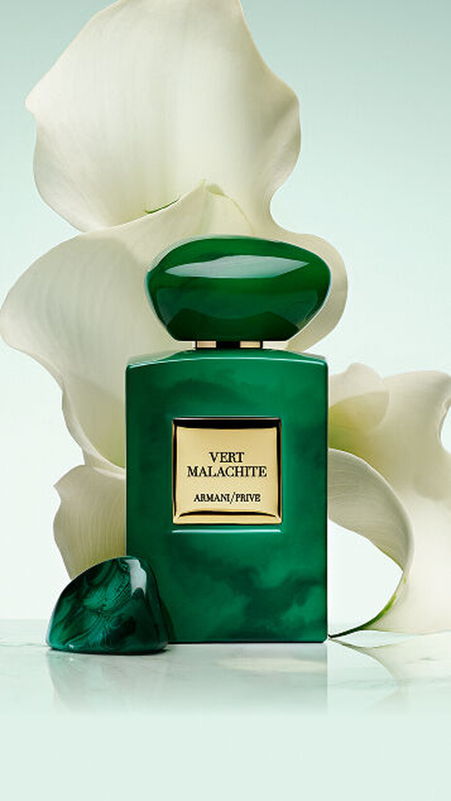 A luminous ambery floral fragrance, revealing a white floral bouquet with elegant intensity.