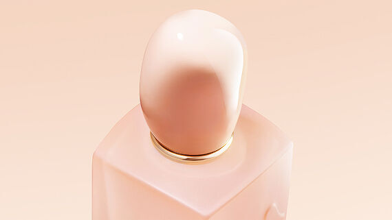 Macro view of the Giorgio Armani Si Nude Bloom bottle cap.