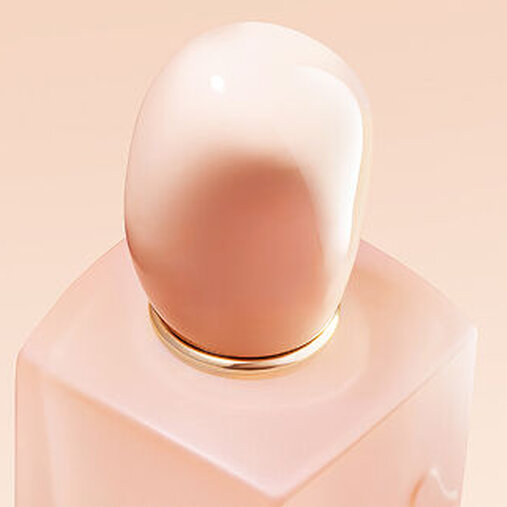 Macro view of the Giorgio Armani Si Nude Bloom bottle cap.