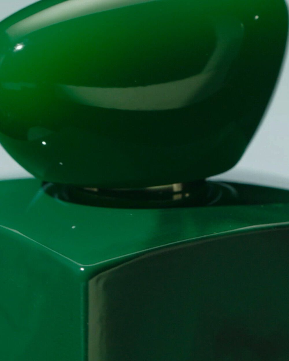 Armani/Prive Vert Malachite: striking close-up of the luxurious emerald green bottle and sculptural cap, highlighting the fragrance’s refined and artistic design.