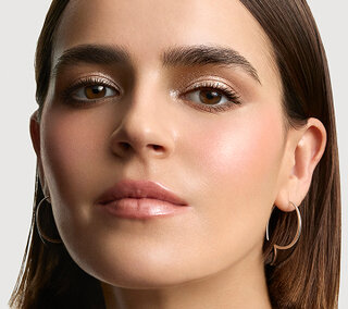 A woman with a look called “ARMANI GLOW”, a look that enhances your everyday natural radiance