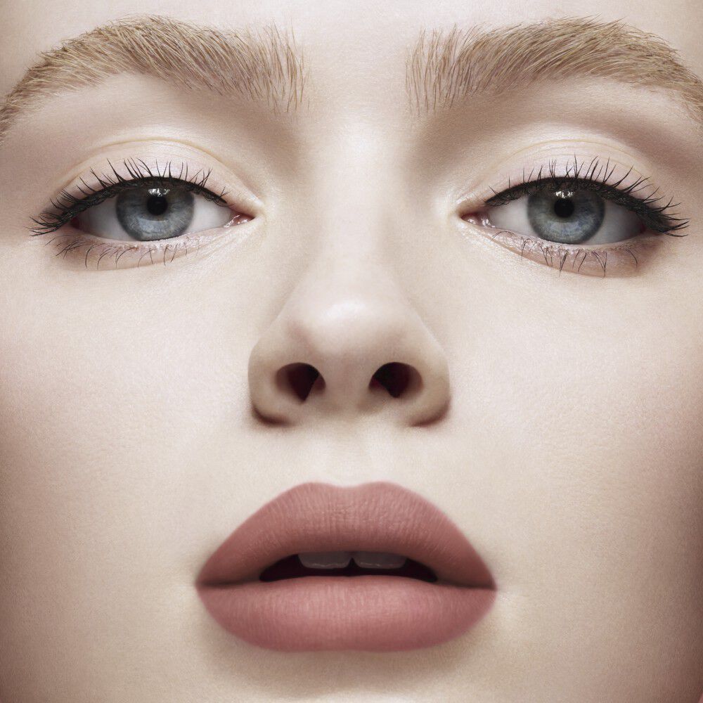 Sadie Sink featuring Lip Maestro Satin in shade 161 Magnet Beige
