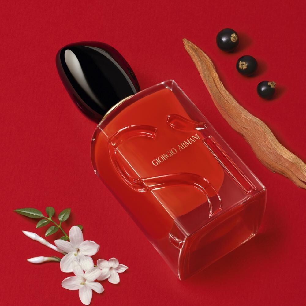 Giorgio Armani Si Passione Eau de Parfum bottle with white flowers, berries and wood.