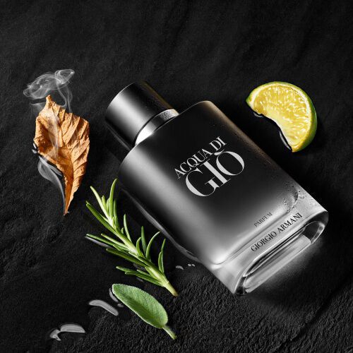 Mann halt Biotherm Homme an seine Schlafe
