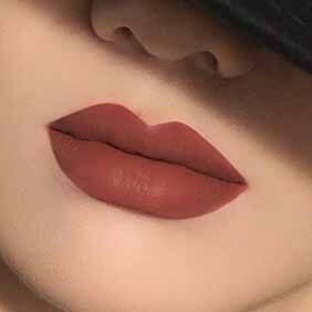  Close-up of lips wearing ARMANI LIP MAESTRO shade 200 Terra Nude beneath the shadow of a black hat.