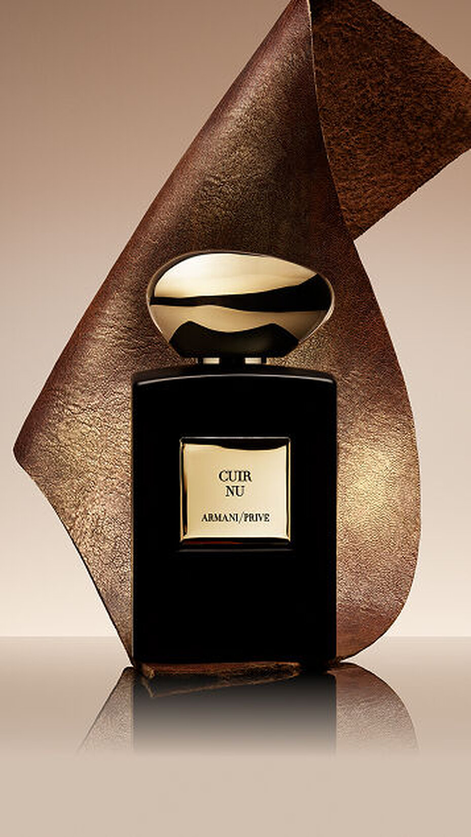 A refined ambery leather fragrance, revealing the raw sensuality of leather with Armani/Prive elegance.