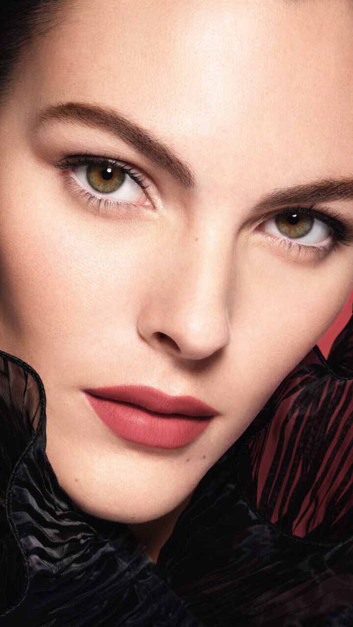 Close-up of Vittoria wearing ARMANI LIP MAESTRO in shade 520 Dusty Rose.