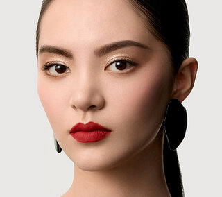 A woman with a look called “MAGNETIC LIPS”.