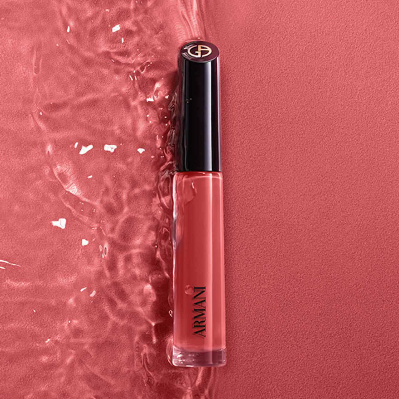ARMANI LIP MAESTRO in shade 520 Dusty Rose standing upright on a rippled pink background.