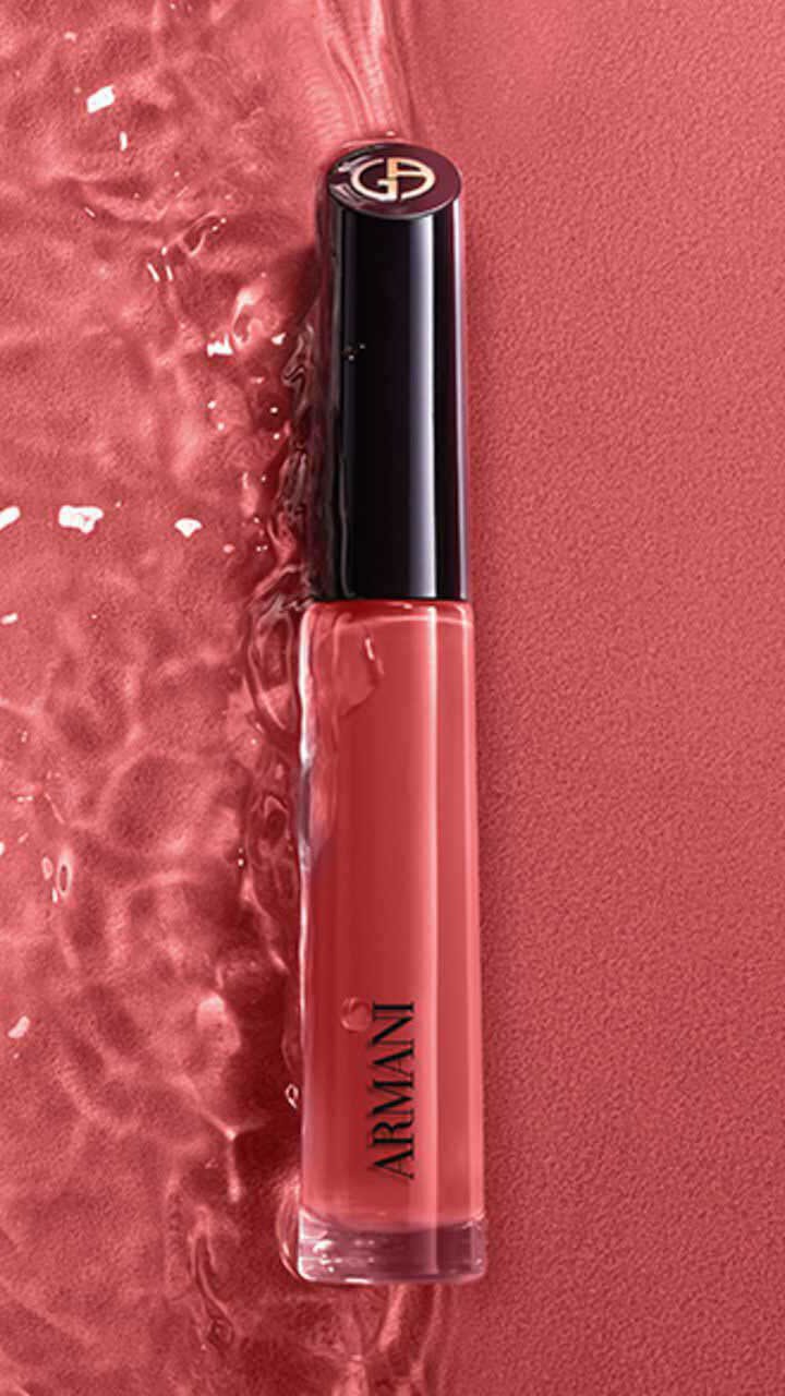 ARMANI LIP MAESTRO in shade 520 Dusty Rose standing upright on a rippled pink background.