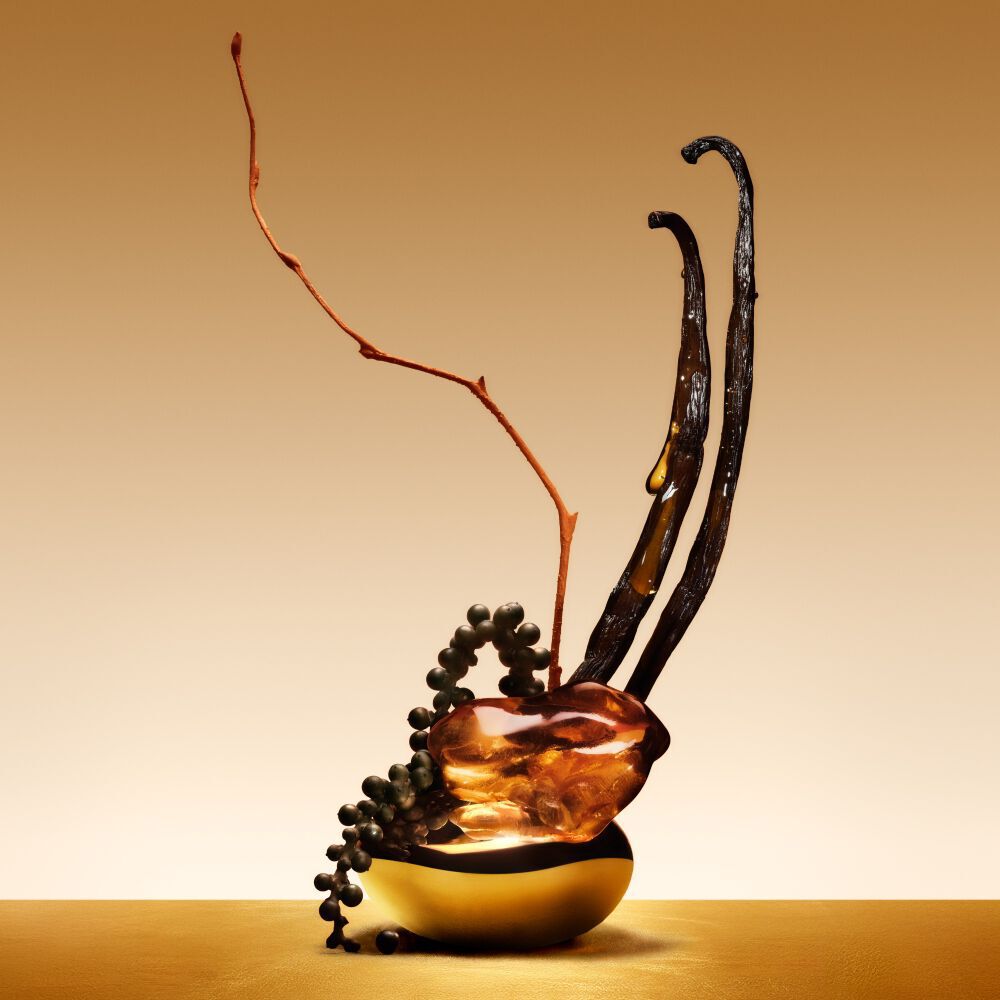 Cuir Dore ingredient composition with vanilla, saffron and amber tones.