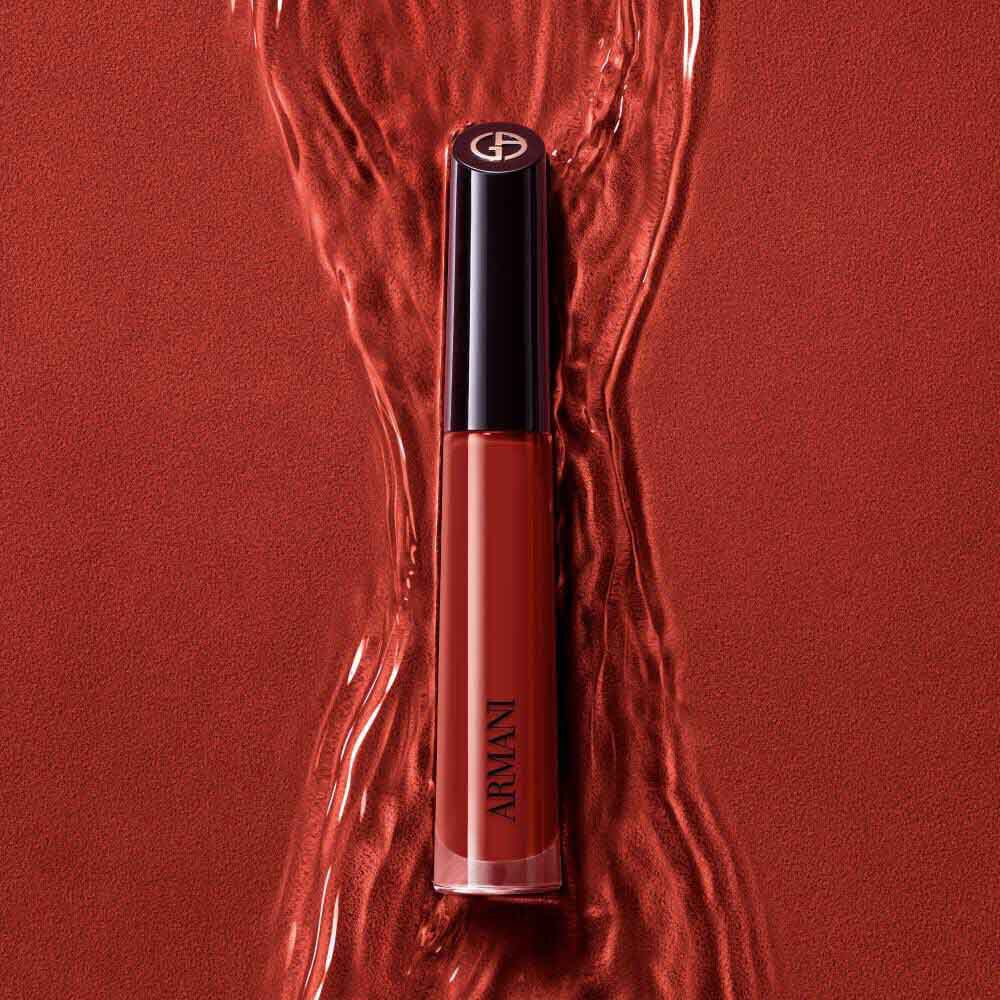 ARMANI LIP MAESTRO in shade 520 Dusty Rose standing upright on a rippled pink background.